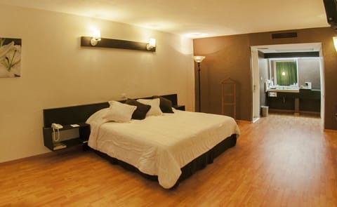 Suite, 1 King Bed (Master) | Free cribs/infant beds, free rollaway beds, free WiFi, bed sheets