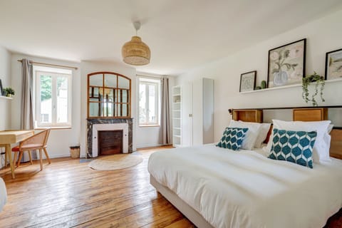 Family Suite, Air conditioning, Park View | Premium bedding, blackout drapes, iron/ironing board, free WiFi