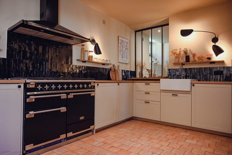 Shared fridge, oven, stovetop, dishwasher