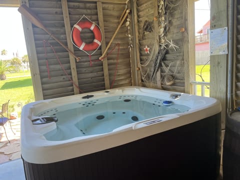 The whole family will enjoy the hot tub.😎