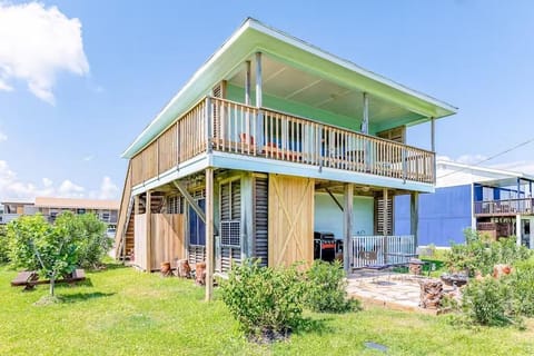 Hot tub, five blocks on the beach, outside shower and kitchen.😎