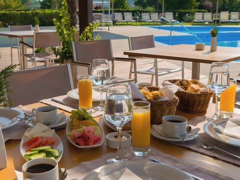 Free daily buffet breakfast