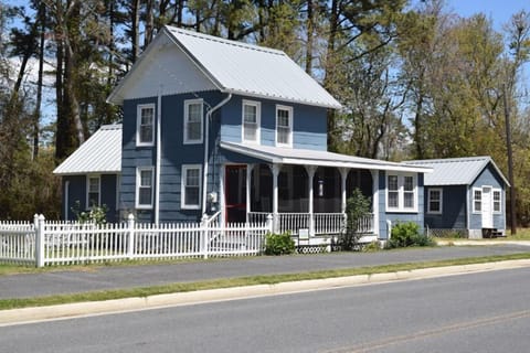This charming cottage is within walking distance of shops, restaurants, ice cream, and many of Chincoteague's favorite local attractions.