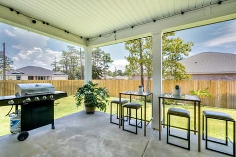 Afternoon cook out, have family dinner on the big back patio with covered porch