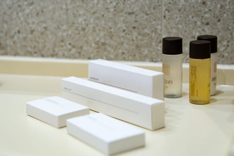 Junior Double Room, 1 Queen Bed with Sofa bed, Ensuite, City View | Bathroom | Shower, hair dryer, slippers, bidet