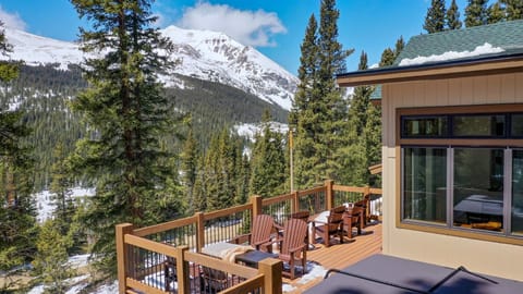 The Yellow Rose Retreat is a newly built, spacious, pet friendly, modern mountain home, with breathtaking views, private hot tub and excellent WiFi.