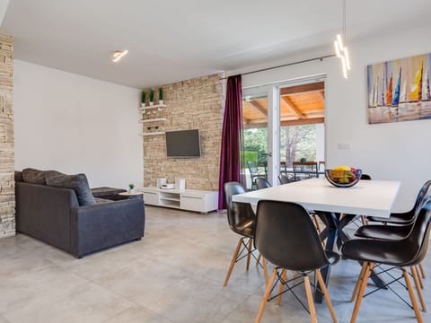 Table, Furniture, Property, Chair, Interior Design, Wood, Floor, Flooring, Real Estate, Houseplant