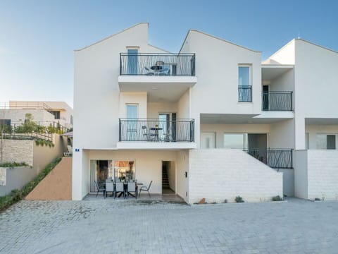 Building, Property, Window, Sky, Plant, Urban Design, Condominium, Residential Area, Real Estate, Facade