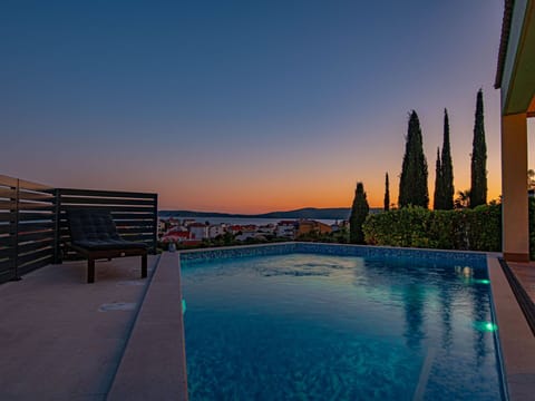 Water, Sky, Plant, Building, Swimming Pool, Azure, Tree, Window, Body Of Water, Leisure