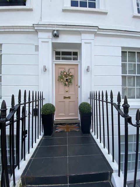 Your London Home awaits! Quiet street Zone 1 Near metros, shops, cafes and pubs!