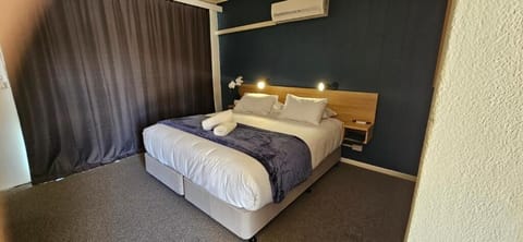 Superior King Room | Desk, iron/ironing board, WiFi (free), individually decorated