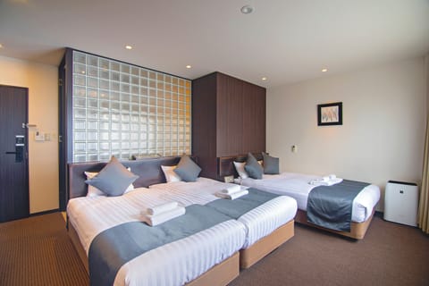 City Quadruple Room | Blackout drapes, free WiFi, bed sheets