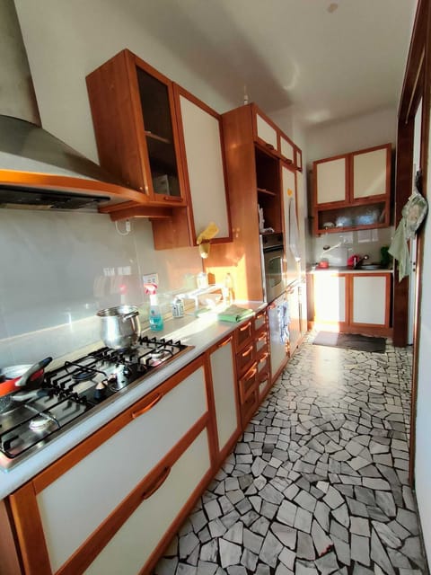 Full-size fridge, microwave, oven, stovetop