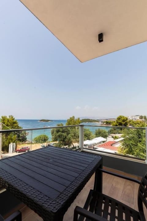 Deluxe Double Room, Sea View | Desk, free WiFi, bed sheets, wheelchair access