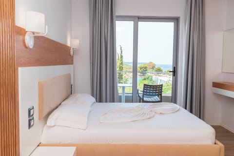 Deluxe Double Room, 1 Bedroom | Desk, free WiFi, bed sheets, wheelchair access