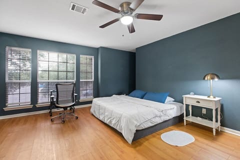 King size memory foam bed with desk, 4k tv, sofa bed and private ensuite bathroom
