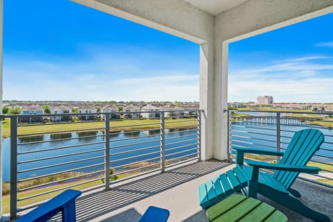 Unwind and relax on your own private balcony. - Enjoy breathtaking lake views from the private balcony of the apartment. - Start your day with coffee and sunrise with lake views from the private balcony. - Perfect spot for sitting and refreshment