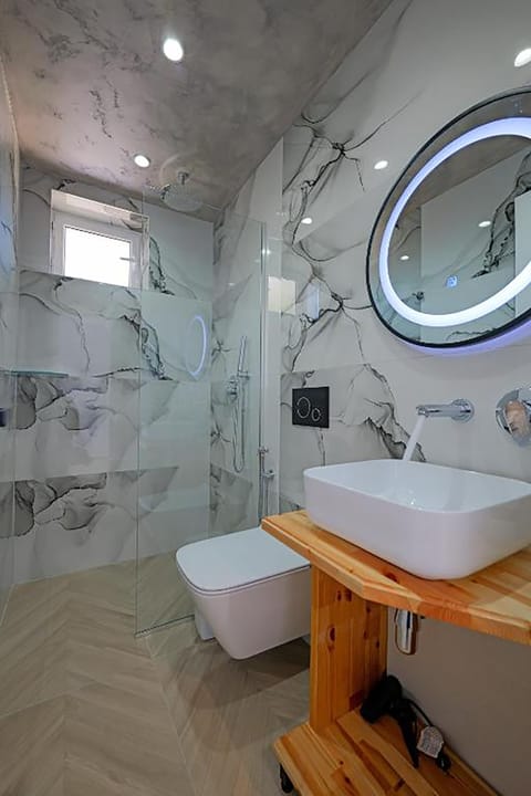 Deluxe Triple Room, Sea View | Bathroom | Hair dryer, bidet, towels, toilet paper