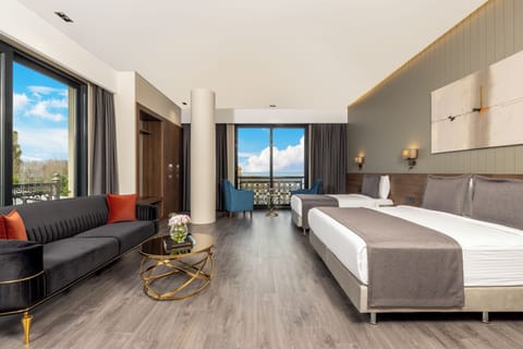 Deluxe Family Room Lake View | Premium bedding, minibar, in-room safe, desk