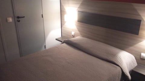 Desk, soundproofing, free WiFi, bed sheets