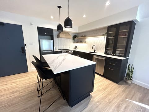 Signature Studio, Mountain View | Private kitchen | Fridge, microwave, oven, stovetop