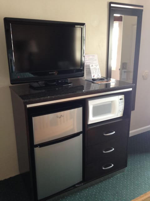 Traditional Room, 1 Queen Bed | Room amenity