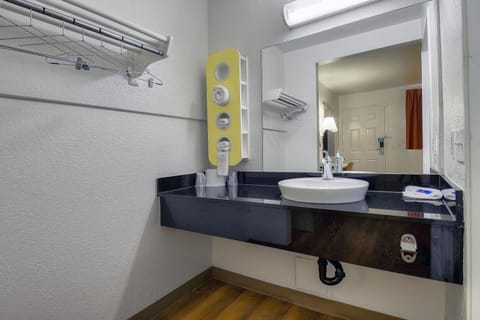 Combined shower/tub, towels