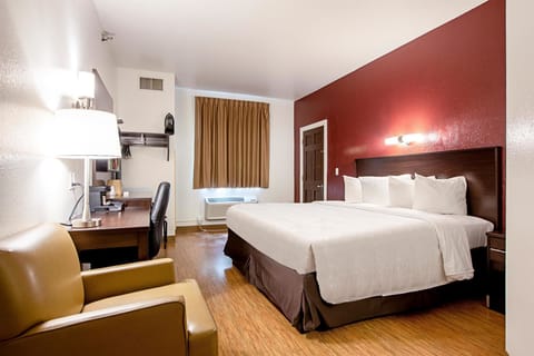 Deluxe Single Room, 1 King Bed, Non Smoking | Desk, iron/ironing board, rollaway beds, free WiFi