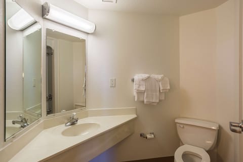 Combined shower/tub, towels