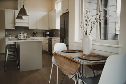 The table can seat 4 guests, with 4 additional spaces at the island.