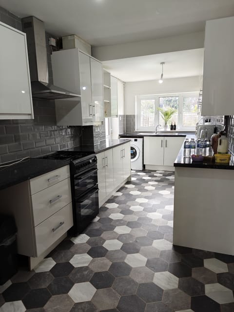 Kitchen: Oven, grill, stove, washing machine, microwave, toaster, kettle +