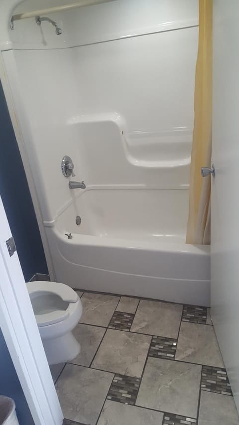 Deep soaking tub, towels