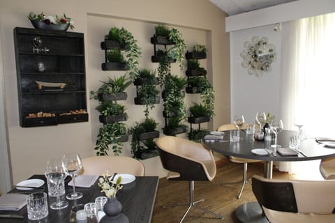 Breakfast, lunch, dinner served; Regional cuisine 