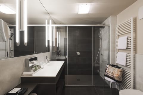 Suite, Balcony | Bathroom | Free toiletries, hair dryer, bathrobes, bidet
