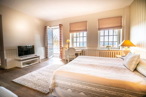 Hypo-allergenic bedding, minibar, in-room safe, desk