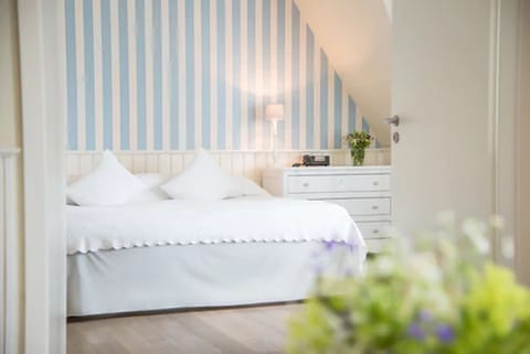 Hypo-allergenic bedding, minibar, in-room safe, desk