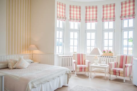 Hypo-allergenic bedding, minibar, in-room safe, desk