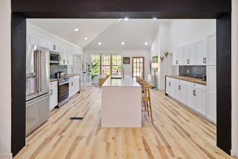 House, 4 Bedrooms | Private kitchen | Coffee/tea maker, fridge, oven, toaster