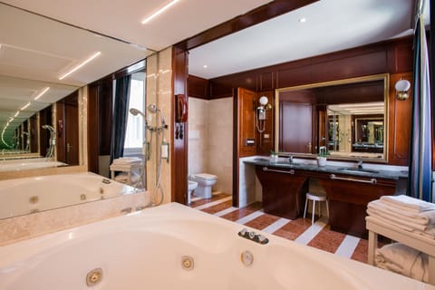 Suite | Jetted tub