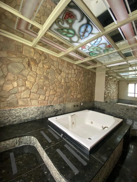 Deluxe Studio Suite | Private spa tub