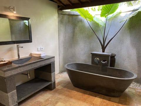 Double Room, Pool View (2) | Bathroom | Combined shower/tub, hair dryer, towels