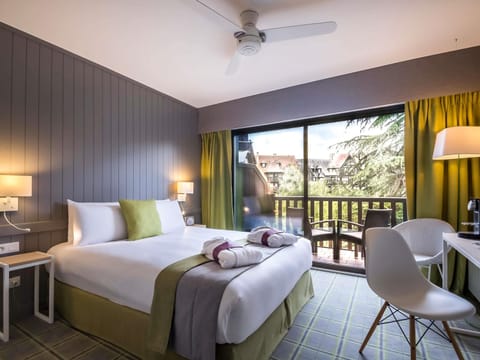 Privilege, Double Room, 1 Double Bed, Balcony, Park View | Minibar, in-room safe, desk, blackout drapes