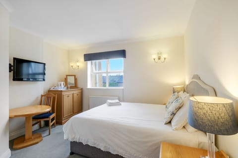 Economy Double Room, 1 Queen Bed, Non Smoking, Private Bathroom | Iron/ironing board, WiFi (free)