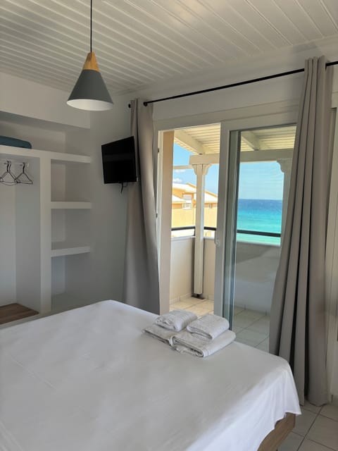 Comfort Studio, 1 Queen Bed, Balcony, Sea View | Iron/ironing board, free cribs/infant beds, free WiFi, bed sheets