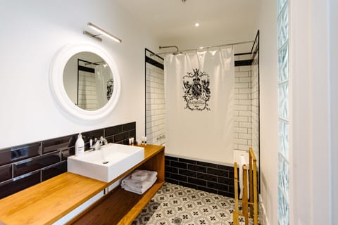 Waterfront Room | Bathroom | Free toiletries, hair dryer, towels, soap