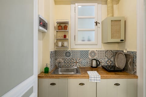 Deluxe Studio, Non Smoking, Private Bathroom | Private kitchen | Mini-fridge, stovetop, coffee/tea maker, electric kettle