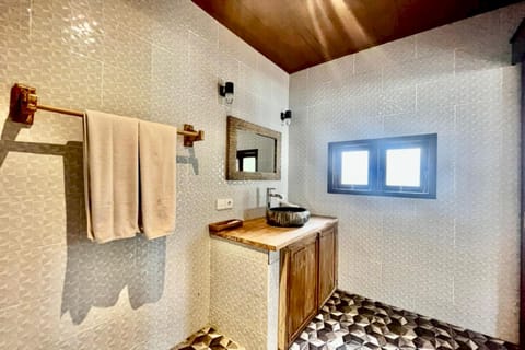 Standard Suite | Bathroom | Shower, towels