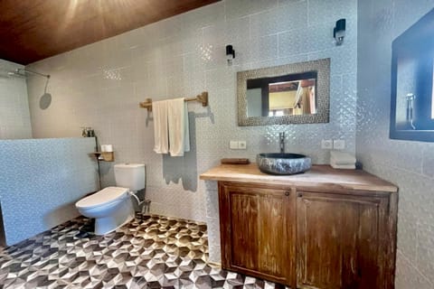 Standard Suite | Bathroom | Shower, towels