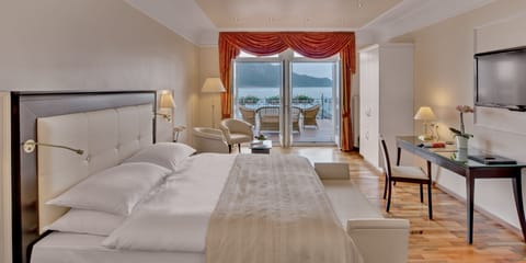 Junior Suite, 1 Queen Bed, Lake View | Premium bedding, free minibar, in-room safe, desk