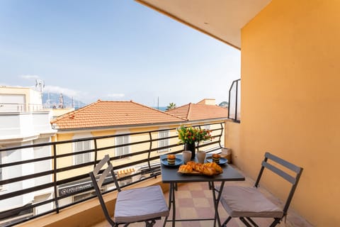 Charming balcony, very sunny, with views of the picturesque streets of Saint-Jean-Cap-Ferrat.